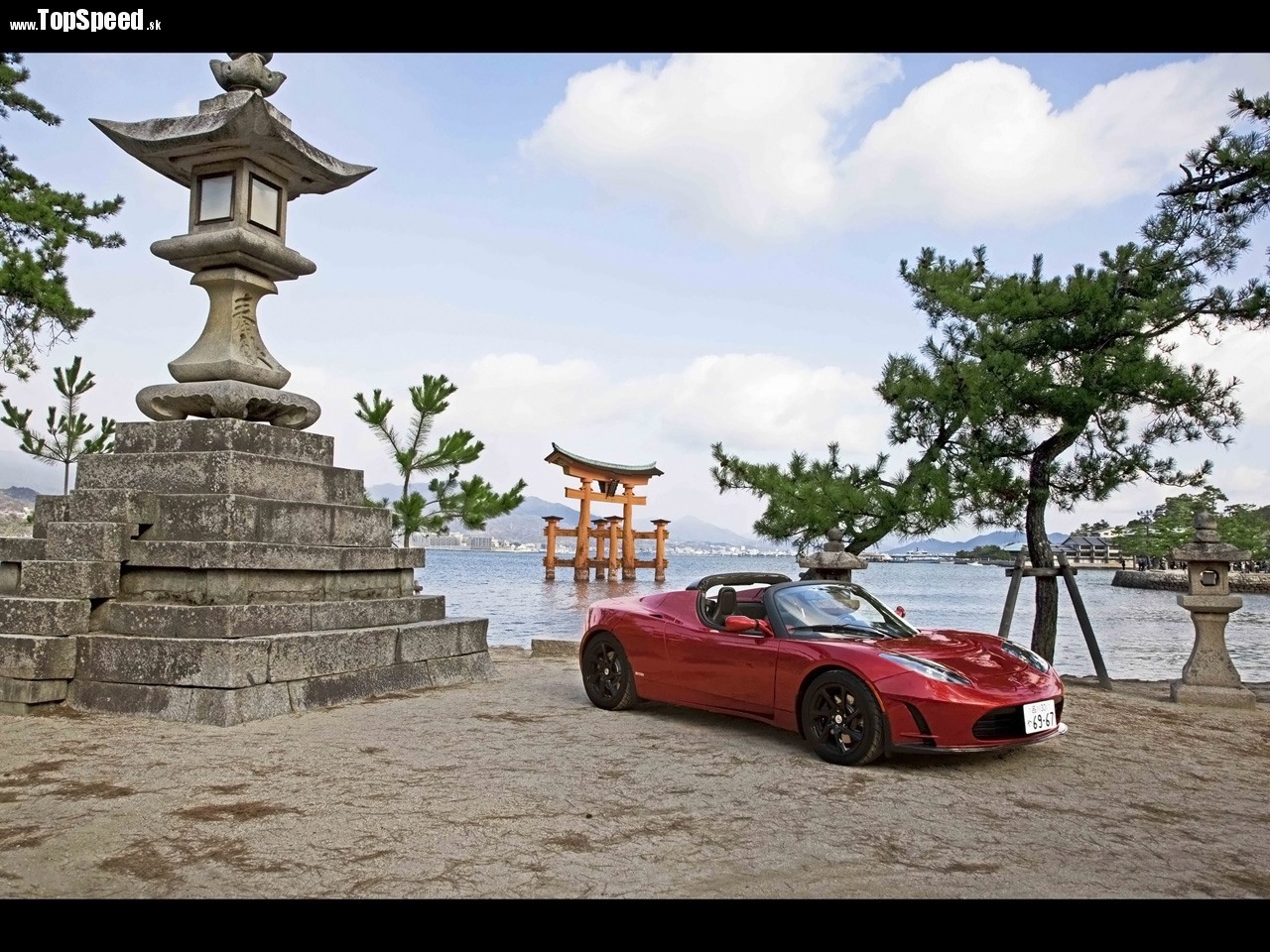 Výrobu Tesla Roadster 2.5 ukončili v decembri minulého roka. Posledné kusy ostanú na trhu do polovice roka 2012.